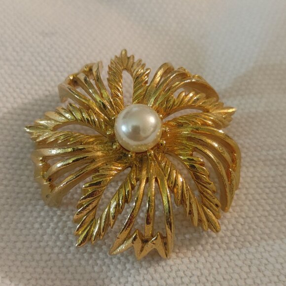 Lisner Faux Pearl Accents Leaf Gold Tone Brooch Pin Vintage Round Stamped Signed - Picture 9 of 9